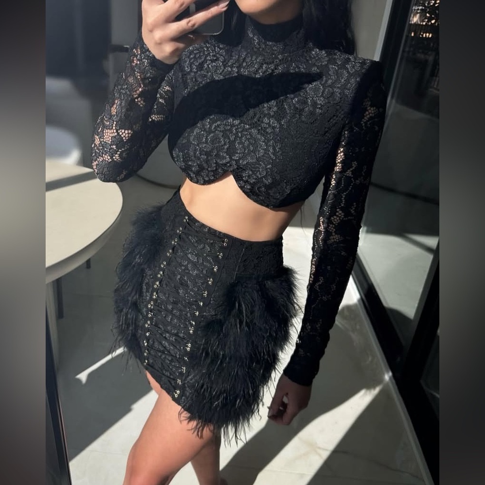 Elegant Black Lace and Feather Dress - Picture 3 of 9